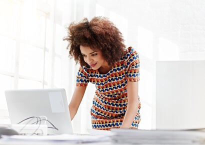 A business women working in laptop