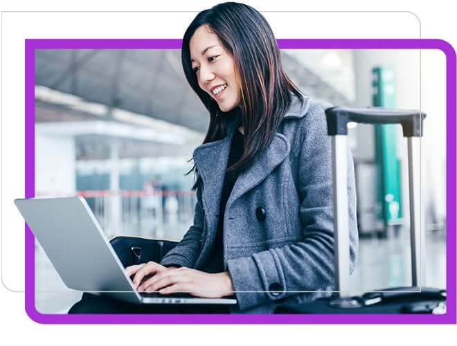 Business lady working in a Laptop with a smile